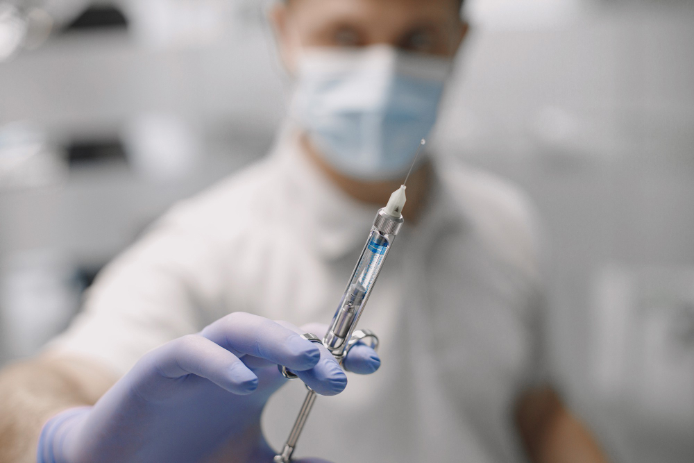 doctor anestesiologo con jeringa